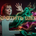 Процесс пошива одежды, где тонкая шелковая ткань аккуратно обрабатывается на швейной машине опытным мастером.