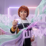 Процесс аккуратной работы с деликатной тканью: мастер показывает, как шить шифон на швейной машинке без стягивания швов.