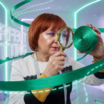 Процесс обработки срезов косой бейкой на швейной машине, показывающий ровную строчку и аккуратный край ткани без лишних заломов.