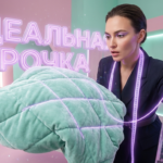 Процесс создания аккуратного узора на материале, где крупным планом показана стежка ткани и направляющие линии для работы.