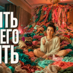Классическая швейная машинка и современный оверлок стоят на рабочем столе начинающей швеи рядом с нитками и образцами тканей.