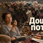 Незавершённый швейный проект с тканью и выкройками лежит в корзине для рукоделия, ожидая продолжения работы