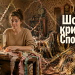Швея выравнивает кривой прямой шов на ткани вручную, контролируя натяжение нити и лапку швейной машины